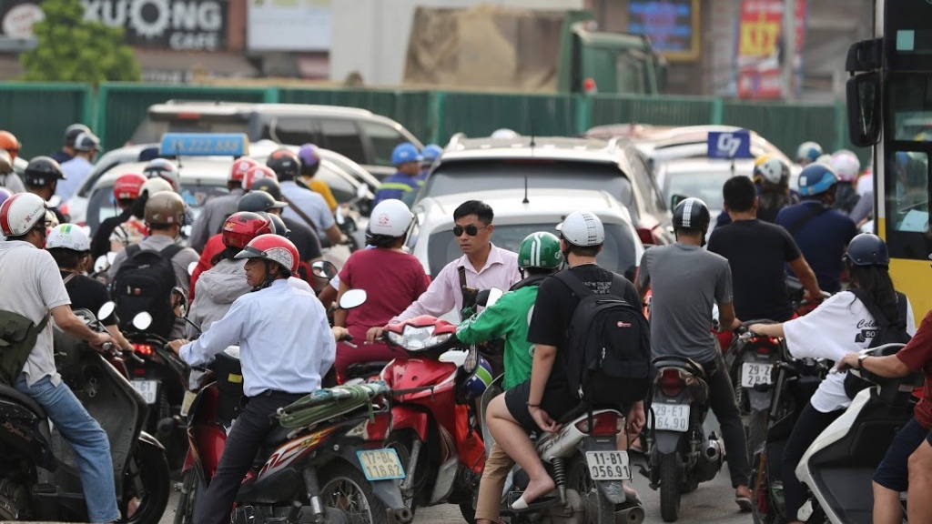 Ám ảnh ùn tắc đô thị Hà Nội: Đường vừa mở đã tắc cứng tứ bề