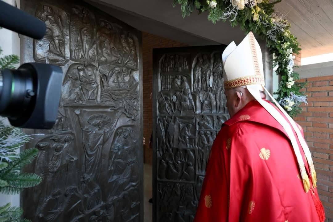 ĐGH mở Cửa Thánh tại nhà tù - ảnh Vatican News.jpg (88 KB)