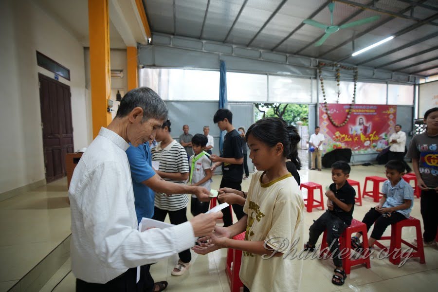 Trao quà cho học sinh vùng lũ