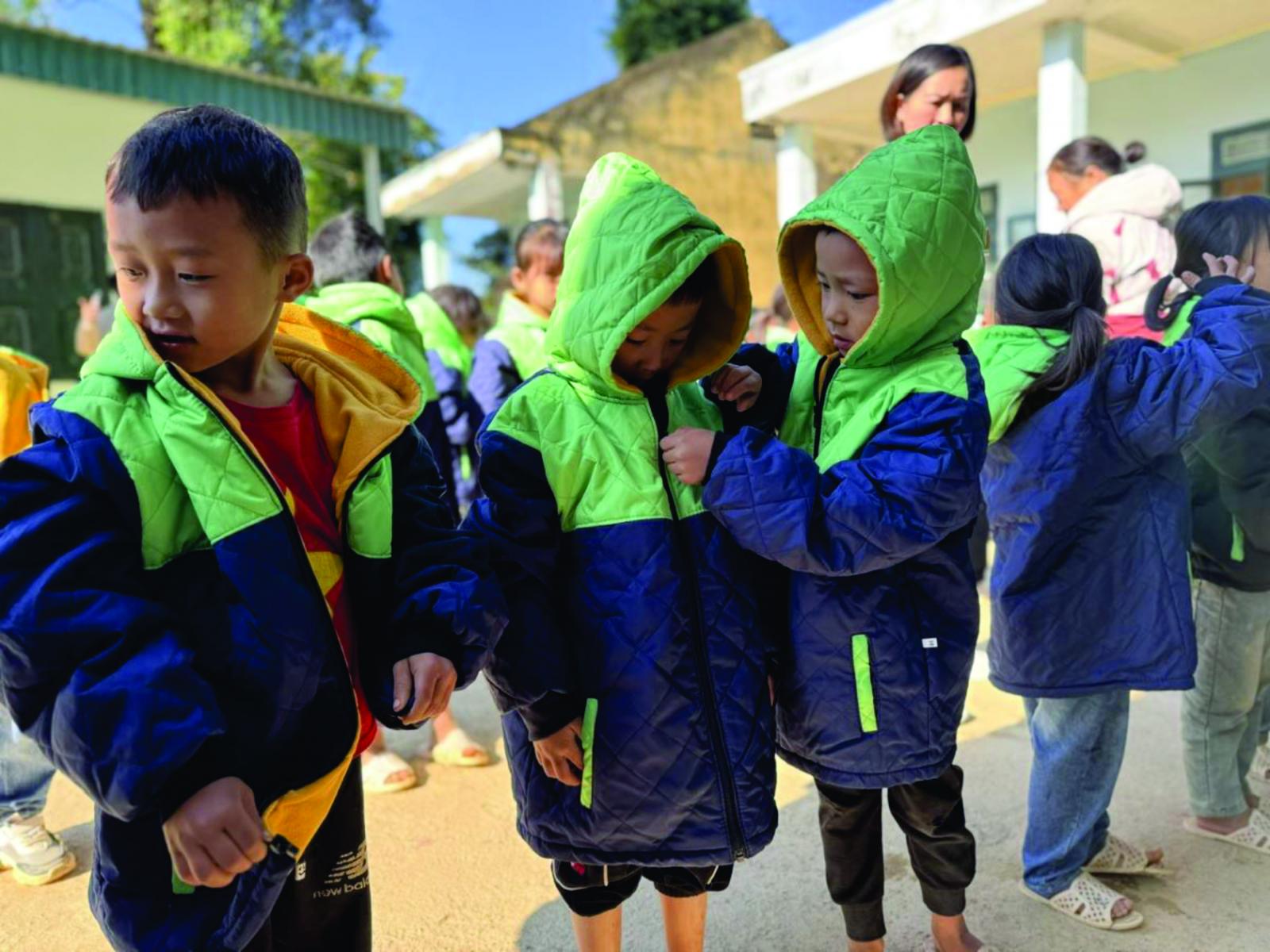 Caritas Hưng Hóa tặng áo ấm cho học sinh nghèo vùng núi