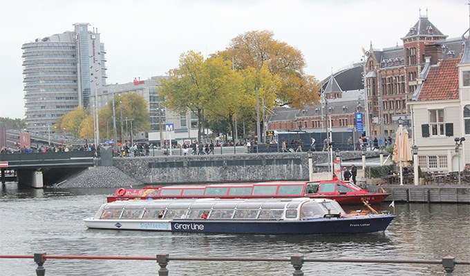 Du thuyền trên kênh Amsterdam