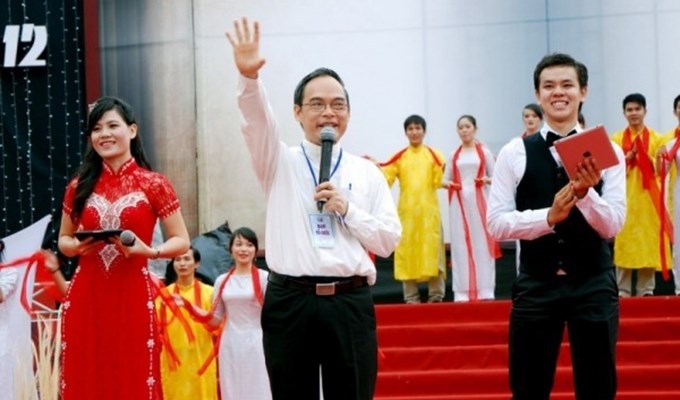 Người trẻ liên kết trong thánh lễ tiếng Anh