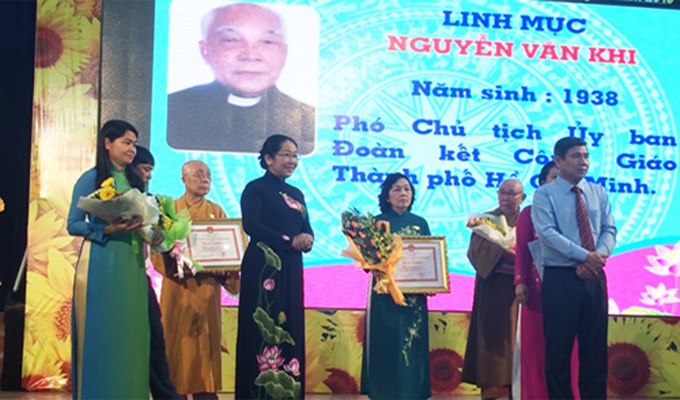 Những tấm gương giản dị và gần gũi