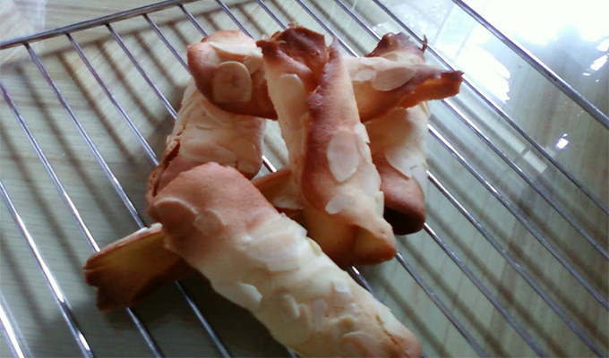 Giòn tan bánh cuộn hạnh nhân