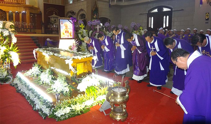 Tỉnh dòng Đaminh Việt Nam viếng linh cữu Đức cha Phanxicô Xaviê Nguyễn Văn Sang
