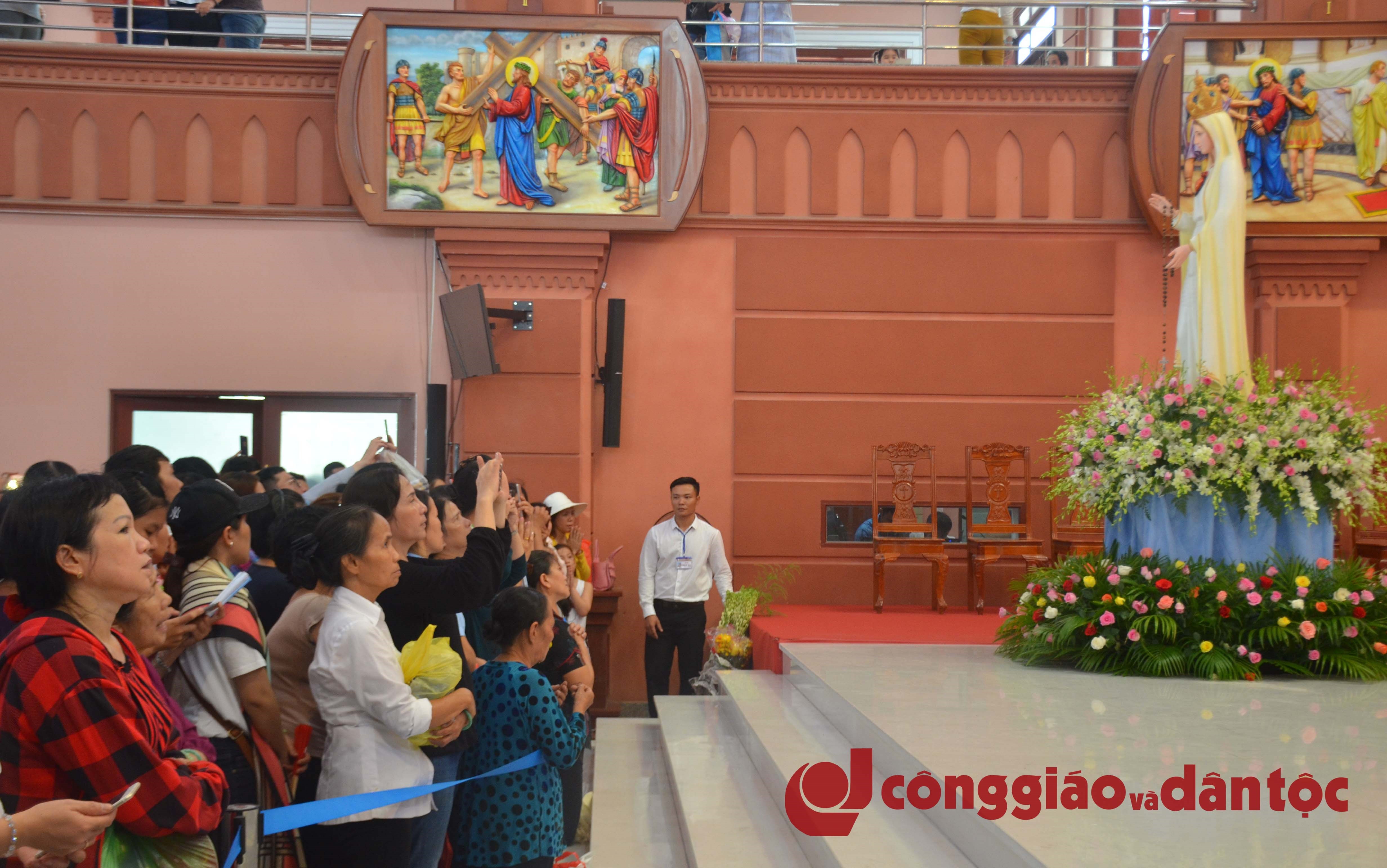 Đoàn con về bên Mẹ Fatima Bình Triệu