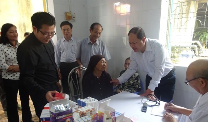 Khám bệnh và phát thuốc miễn phí cho người nghèo