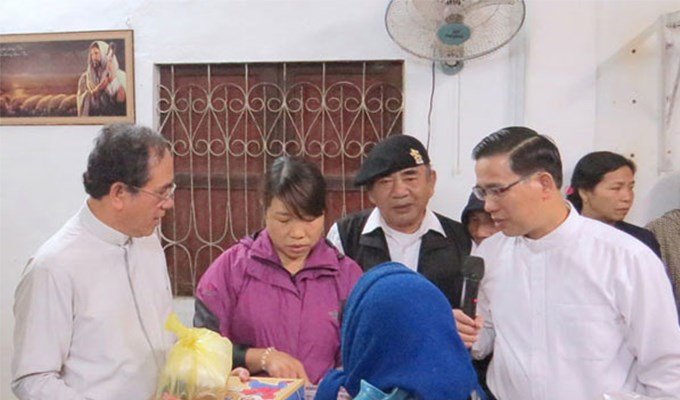Caritas Huế thăm  bà con vùng lũ