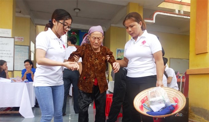 Khám chữa bệnh  cho bà con nghèo