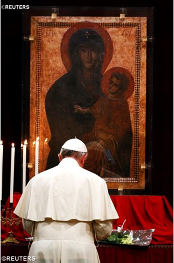 ĐTC cầu nguyện tại Vương Cung Thánh Đường Đức Bà Cả