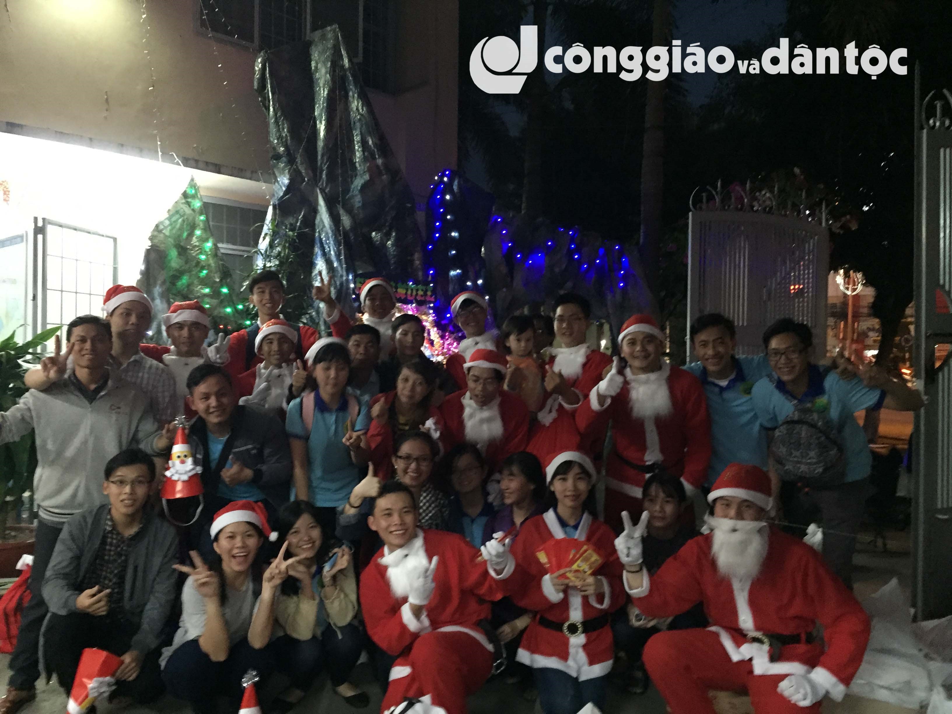Sinh viên Công giáo Long Xuyên phát quà Giáng sinh cho người nghèo