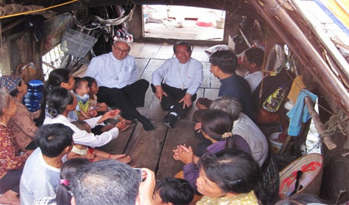 Đức TGM Leopoldo Girelli thăm người nghèo tại làng chài Thủy Cơ