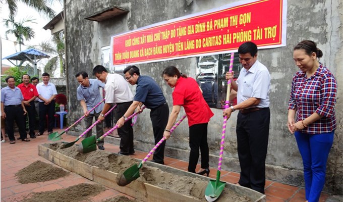Chung tay xây nhà tình nghĩa  cho hộ nghèo