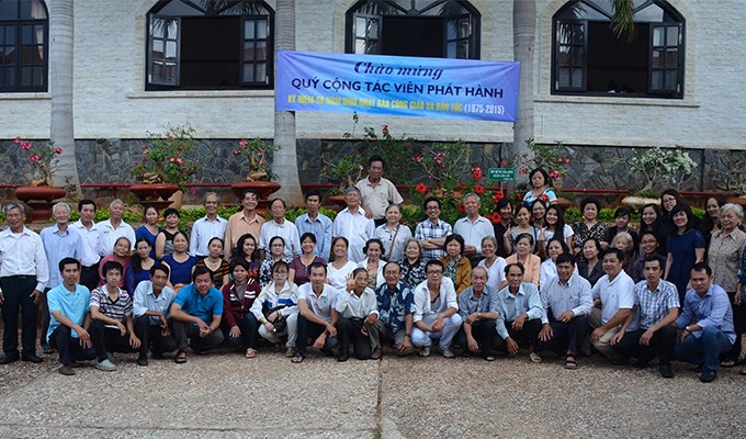 Như những con thoi âm thầm…