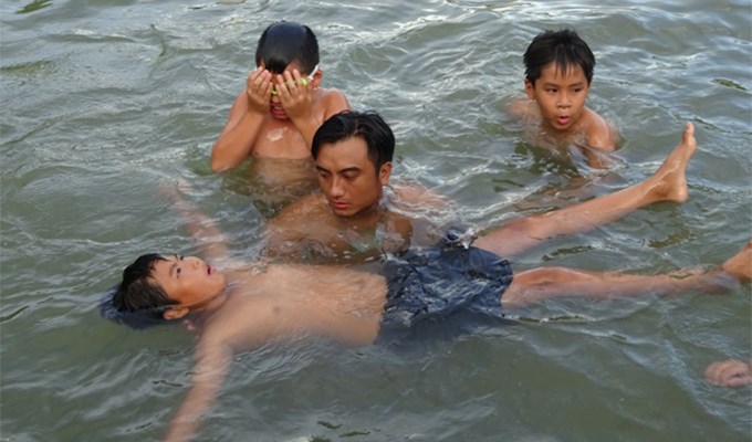 Khóa dạy bơi hè cho trẻ em