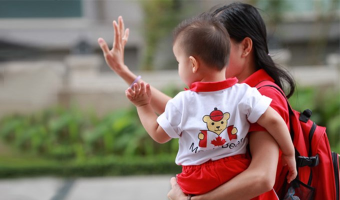 Cho con đi nhà trẻ
