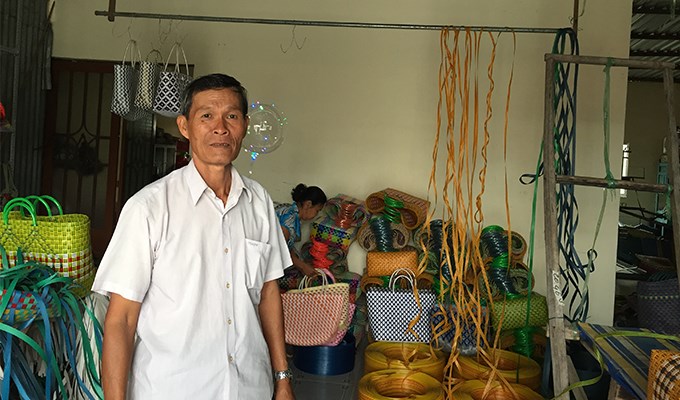 Người truyền nghề đan giỏ  ở xóm đạo Cù Lao Giêng