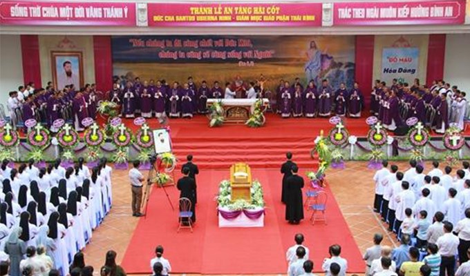 Cải táng Ðức cố Giám mục Santos Ubierna Ninh