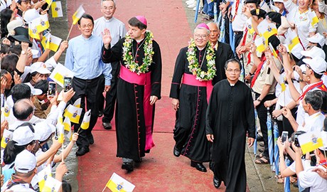 Giáo hữu Huế và Ðà Nẵng đón Ðức Tổng Giám mục Marek Zalewski