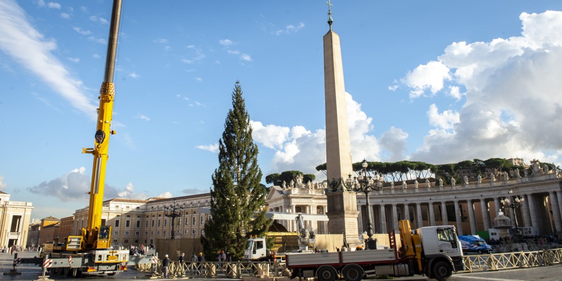 Những chuẩn bị cuối cho hang đá cát của Vatican