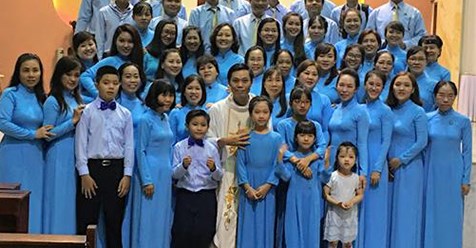 Gia đình Con Ðức Mẹ Tân Việt mừng sinh nhật 60 tuổi