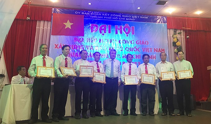 Chia sẻ với những phận đời khó khăn