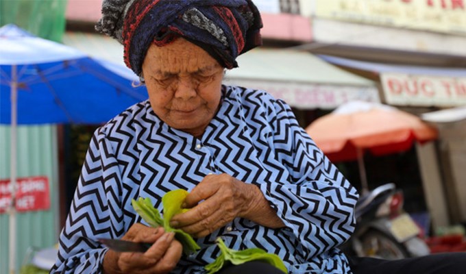 Rổ trầu cau  lặng lẽ giữa  lòng Sài Gòn