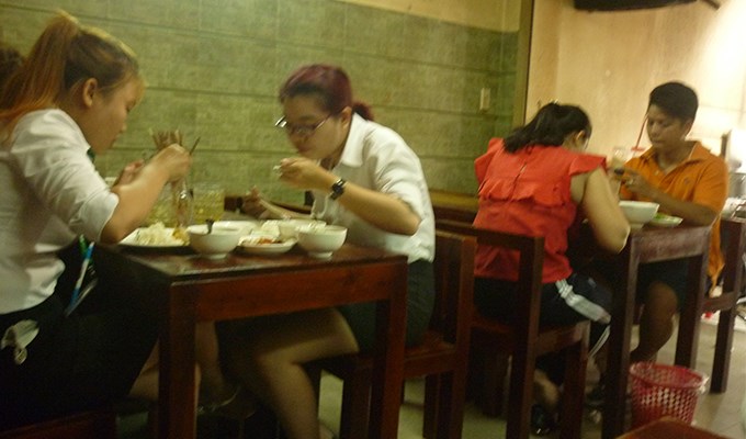 Cơm tiệm,  cơm nhà...