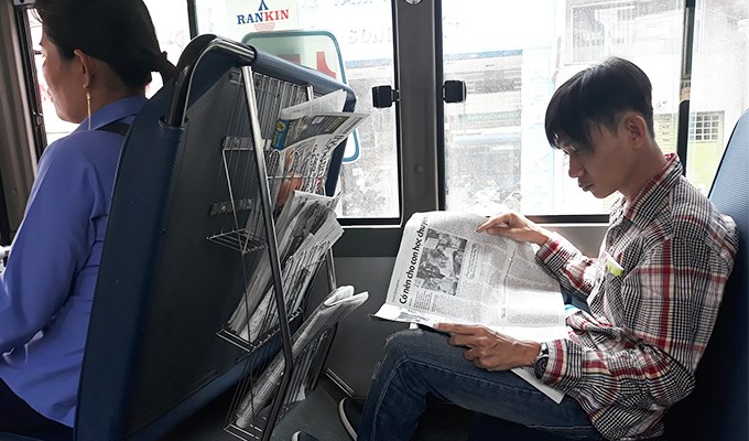 Kệ báo trên xe buýt
