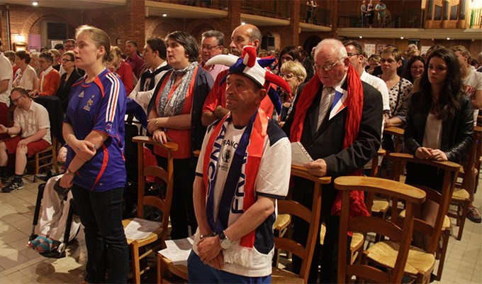 Khi các nhà thờ Pháp “tưng bừng”  với Les Bleus
