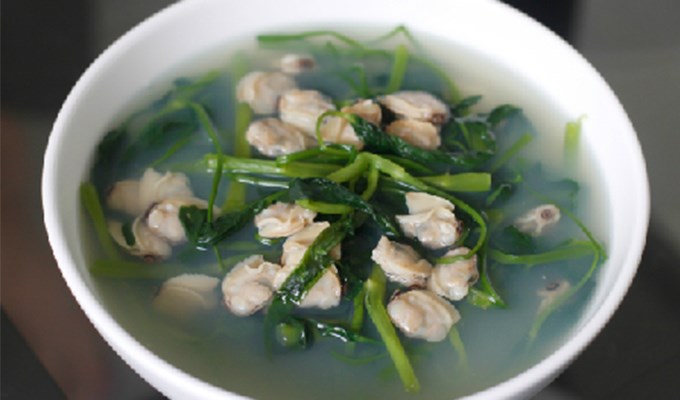 Ngọt mát canh hến nấu rau muống