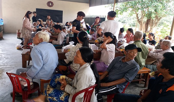 Caritas Huế thăm và tặng quà