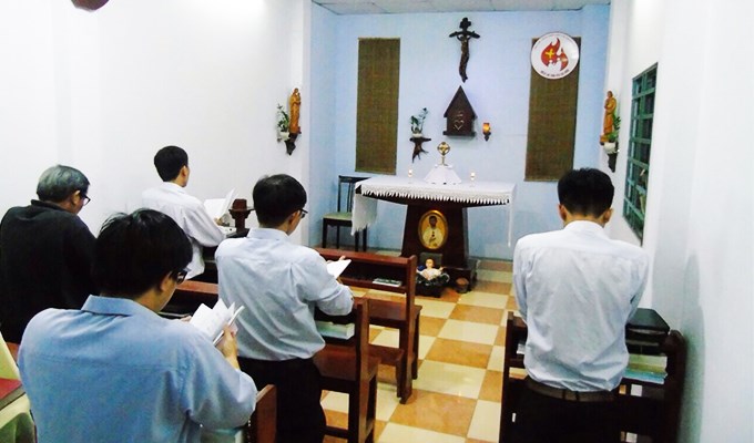 Ðời tu không mang áo dòng