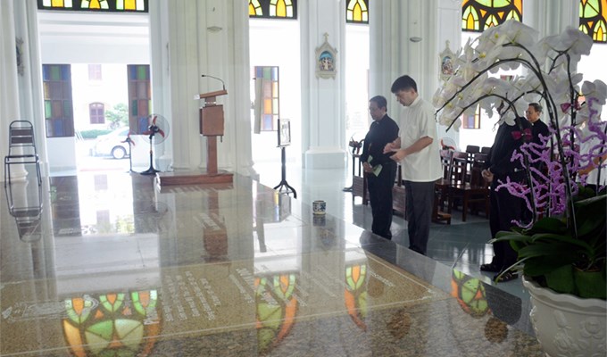 Đức TGM Marek Zalewski viếng mộ Đức TGM Phaolô Bùi Văn Đọc