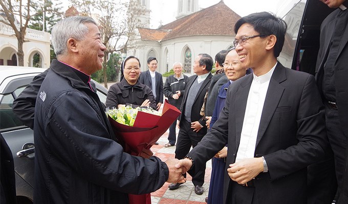 Phái đoàn giáo phận Vinh chào thăm Ðức cha Anphong Nguyễn Hữu Long