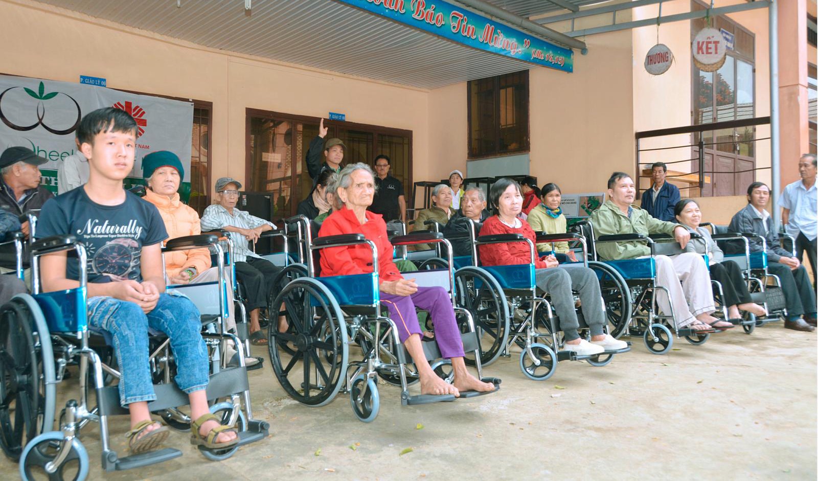 Trao xe lăn cho người khuyết tật