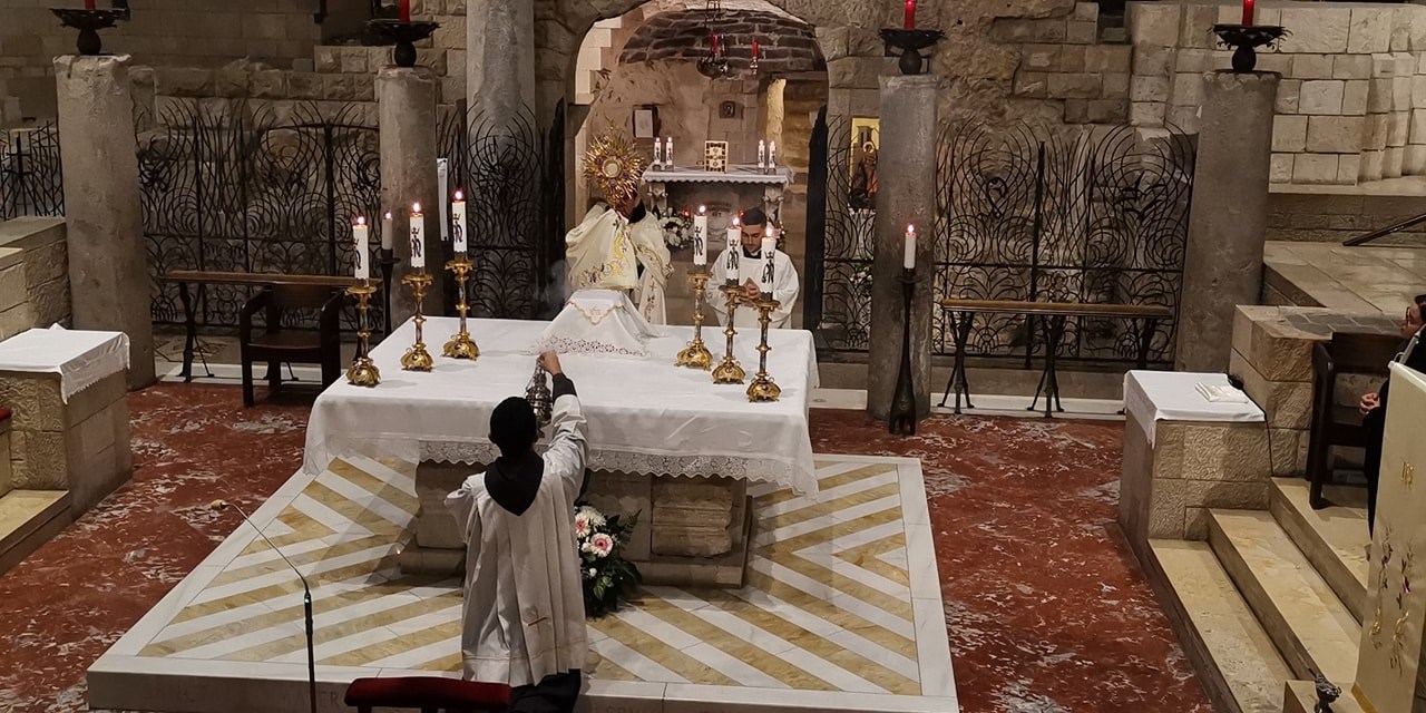 Chầu Thánh Thể tại Vương Cung Thánh Đường Truyền Tin ở Nazareth