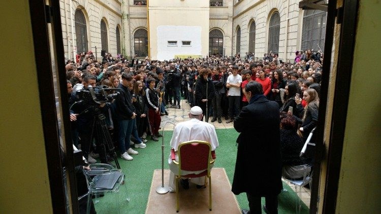 Đức Giáo Hoàng thăm trường trung học tại Rome