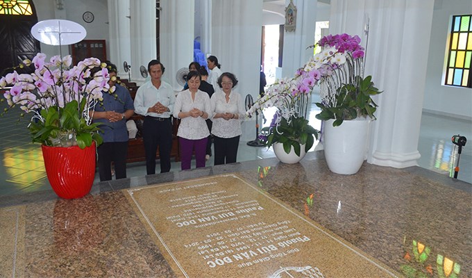 Viếng mộ Ðức cố Tổng Giám mục Phaolô