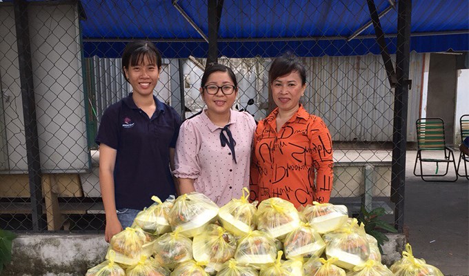 Giúp đỡ người nghèo khổ bằng những gì mình có