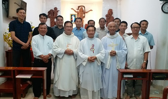 Những tu sĩ đi giữa dòng đời