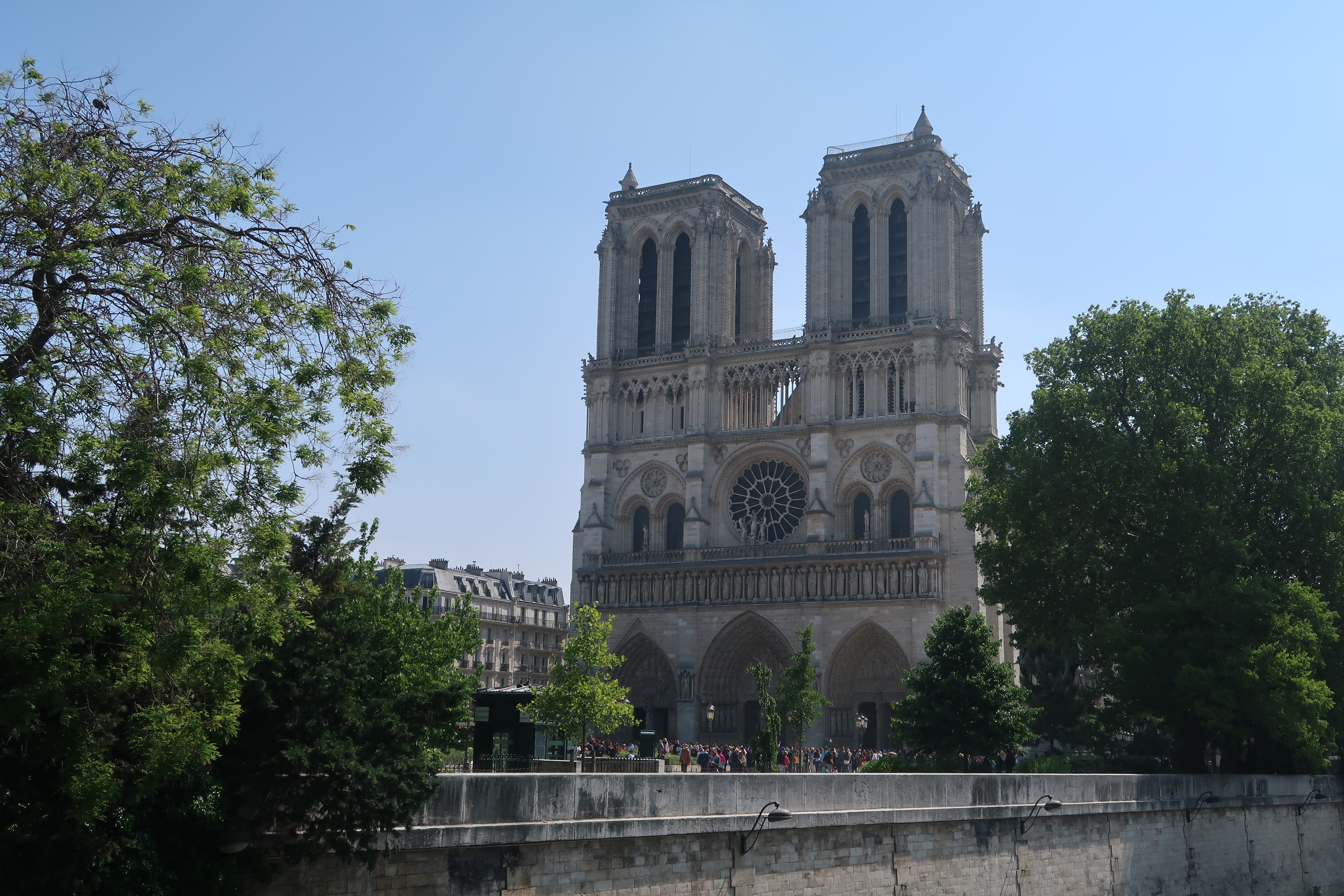 Gia đình tỷ phú Pinault hiến 100 triệu euro để xây lại nhà thờ Đức Bà Paris