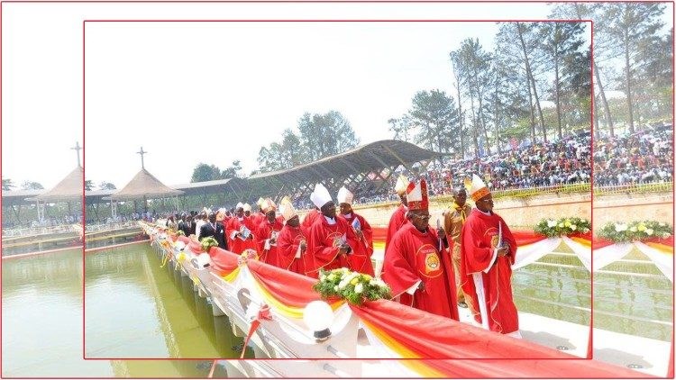 Giáo hội Uganda cấm sử dụng túi nhựa tại đền thánh