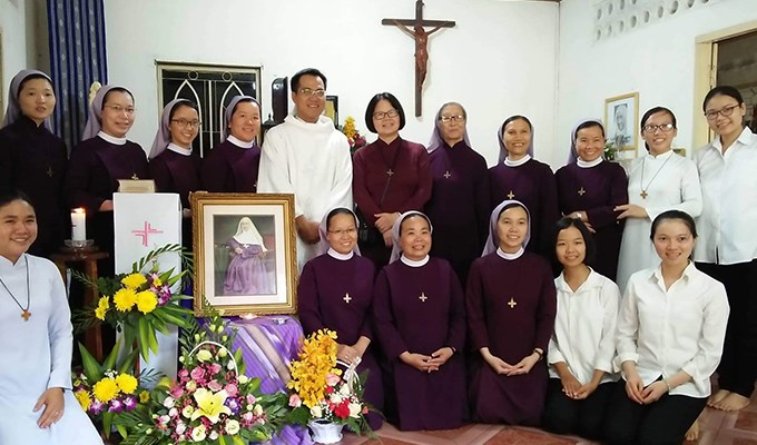 Những nữ tu áo tím
