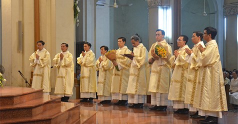 Đức Giám mục Luy Nguyễn Anh Tuấn truyền chức phó tế 10 thầy