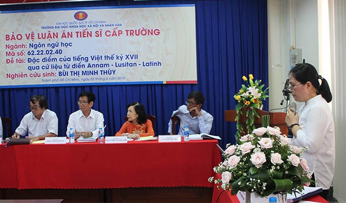 Nữ tu Maria Thérèse Minh Thùy trình luận án tiến sĩ ngôn ngữ học