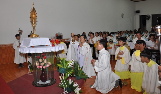 Tháng Thánh Tâm nhớ Chầu Thánh Thể