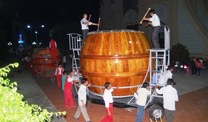 Về miền đất của những chiếc trống “khủng”