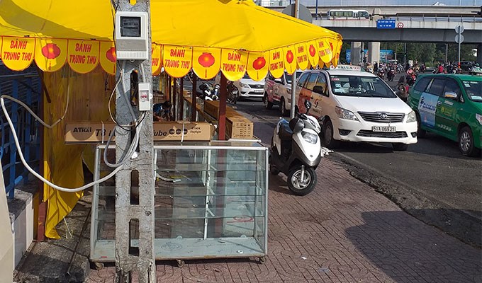Nơi vỉa hè,  bán bánh Trung Thu