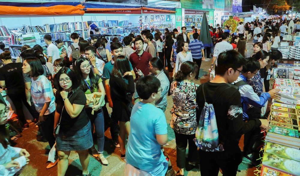 Dẫn con đi nhà sách